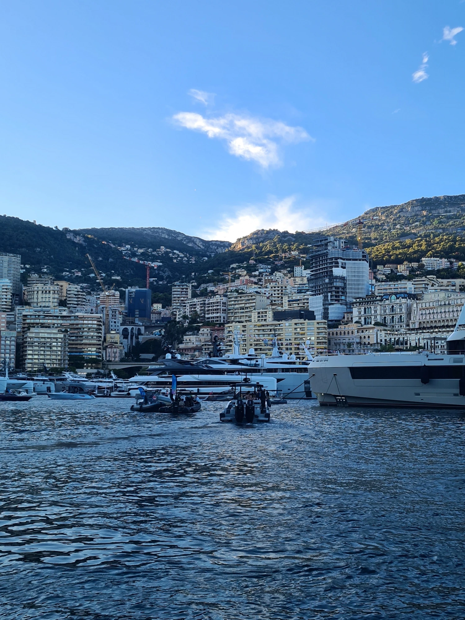 Il tender Tykun X ormeggiato al Monaco Yacht Show con le bandiere del brand