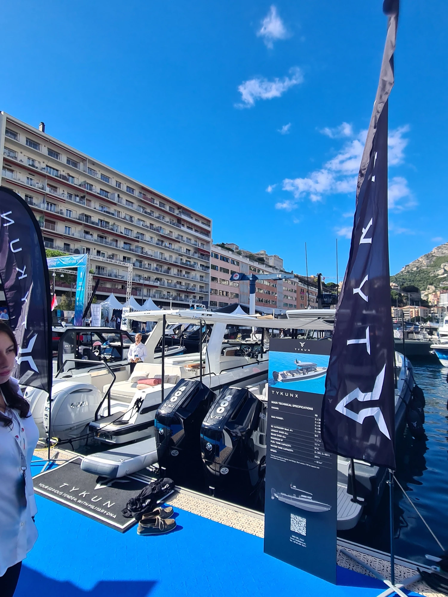 Lo stand Tykun al Monaco Yacht Show con i materiali Blue Wake