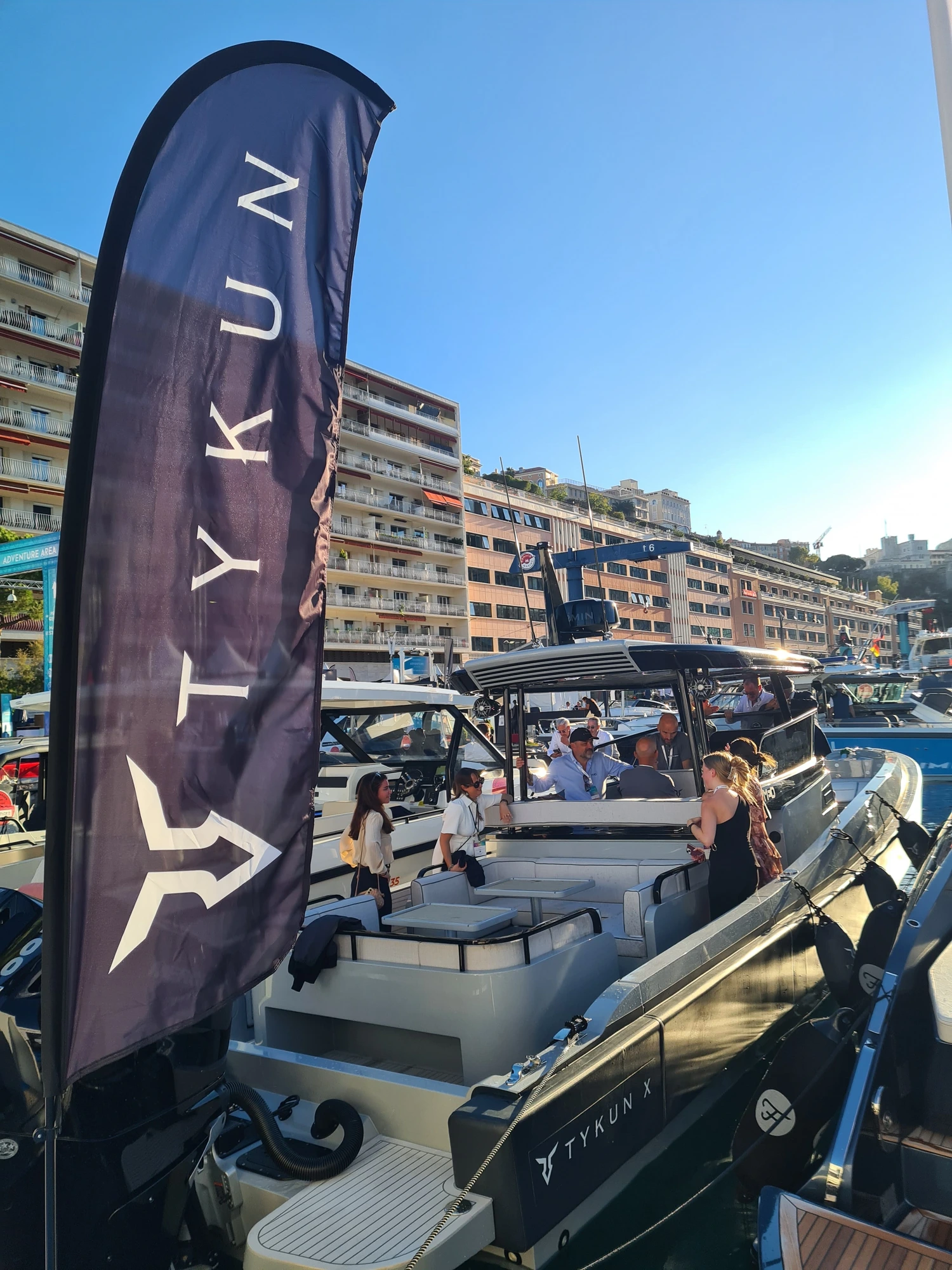 Il porto di Monaco visto dall'acqua durante lo Yacht Show