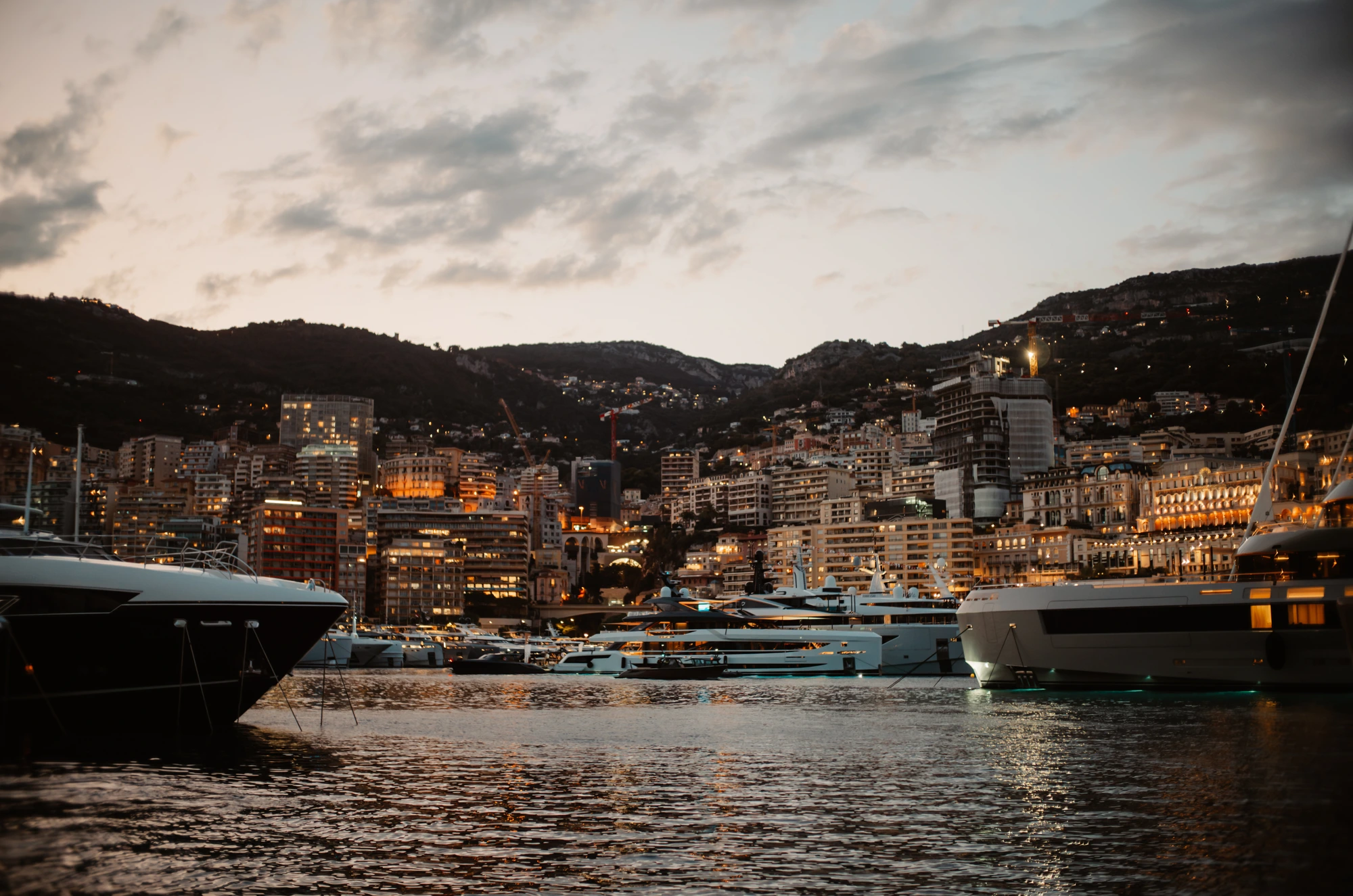 Il porto di Monaco al tramonto durante il Monaco Yacht Show