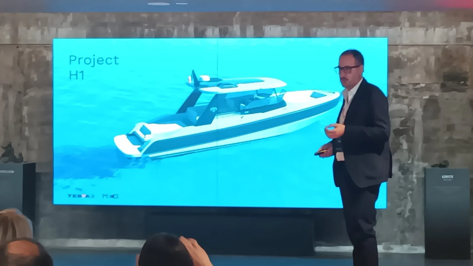La presentazione ufficiale Tykun/H1 all'evento Tesya Caterpillar — studi tecnici